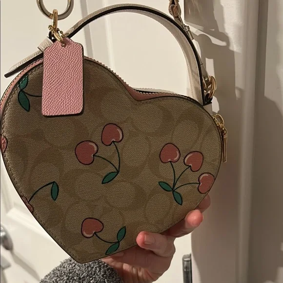 Valentine’s Day !💕Coach Heart-Shaped Cherry Print Mini Bag - Picture 4 of 6